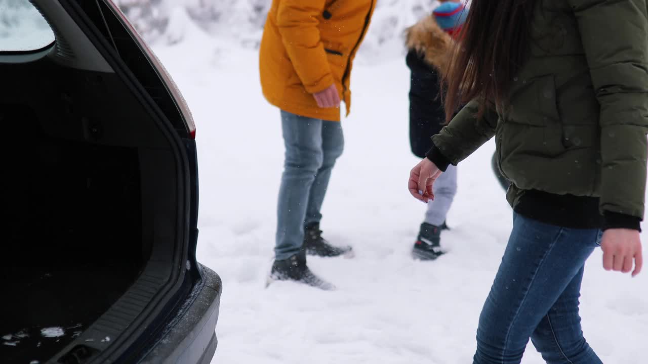 一家人要在雪地上玩雪橇视频下载