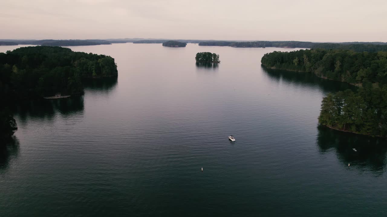 小船在美丽的湖中央视频素材