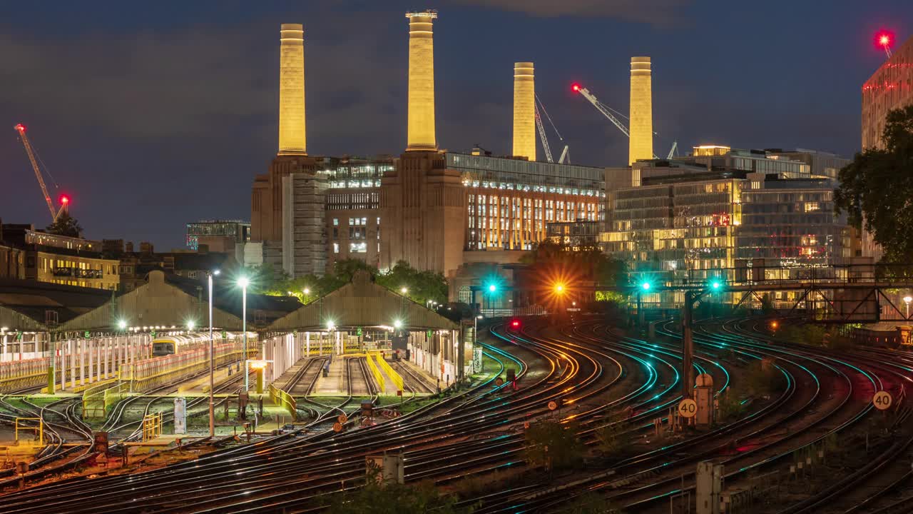黄昏时英国伦敦巴特西发电厂和火车站的景色- 4k延时视频素材