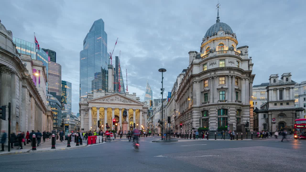黄昏时，英格兰银行和伦敦金融区摩天大楼的宽阔照明场景- 4k延时视频下载