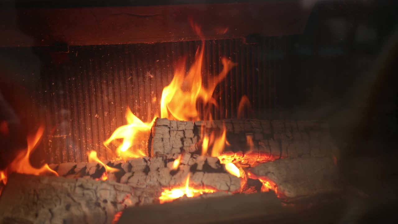 带有燃烧的木头的乡村炊具。壁炉里熊熊的火焰。近距离视频素材