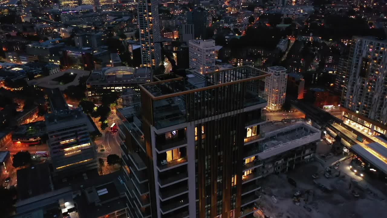 一大象公寓顶层的下行视频。倾斜显示夜间城市全景。英国伦敦视频下载
