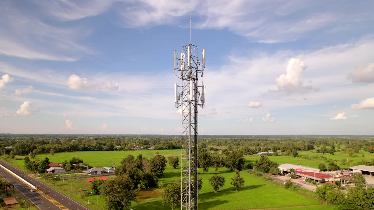 无人机鸟瞰图，农村社区的通信塔。视频素材
