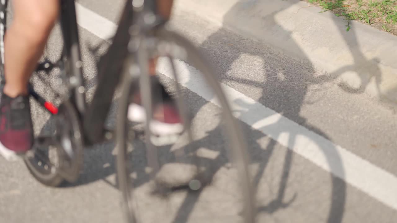 影子亚洲的中国夫妇在周末早上一起骑公路自行车视频下载
