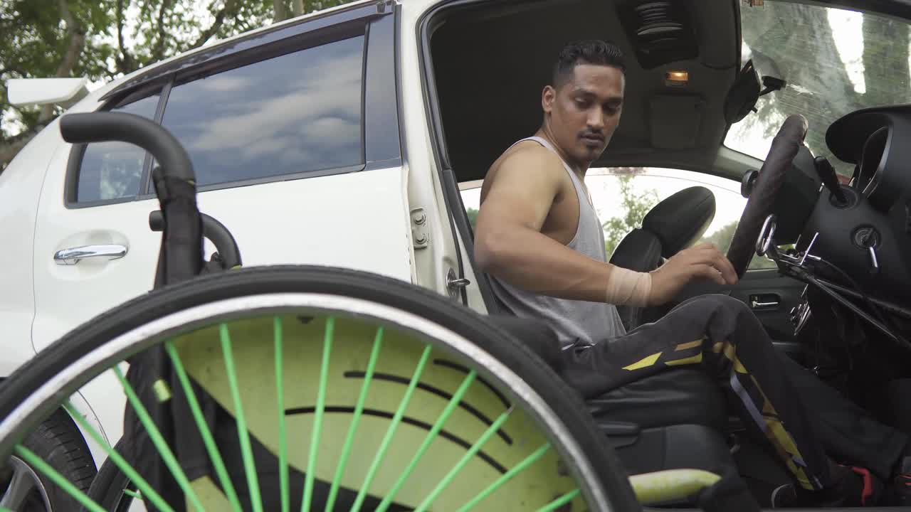 坐轮椅的亚洲印度残疾人从驾驶座上站起来视频下载