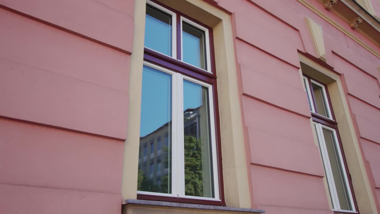 位于卢布尔雅那的亮粉色建筑，窗户很不寻常视频下载