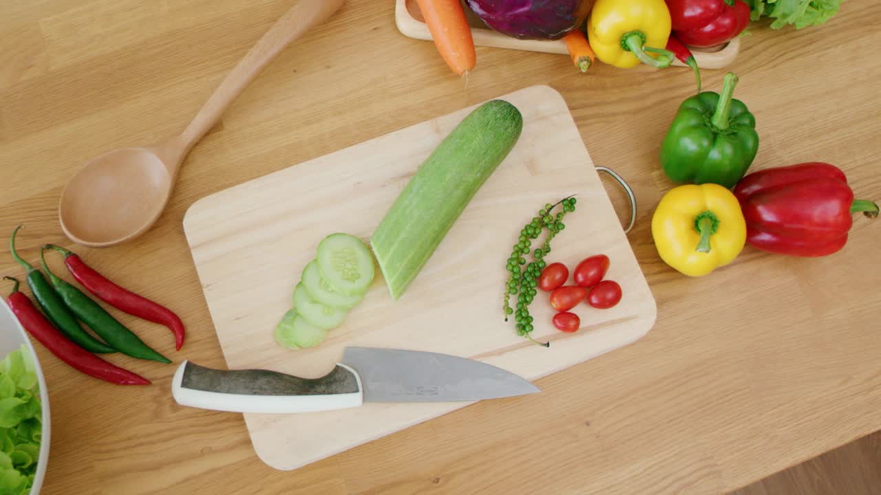 家庭厨房砧板上的新鲜蔬菜。视频下载