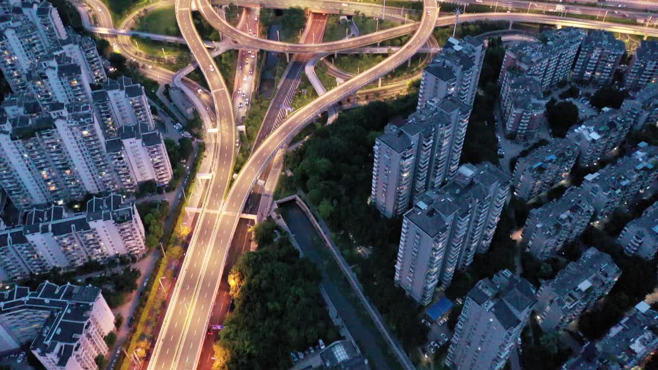 城市十字路口立体高架公路的夜景鸟瞰图视频素材