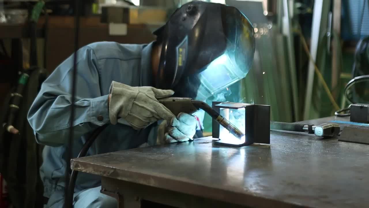 焊接和蓝色火花飞溅在工厂视频下载
