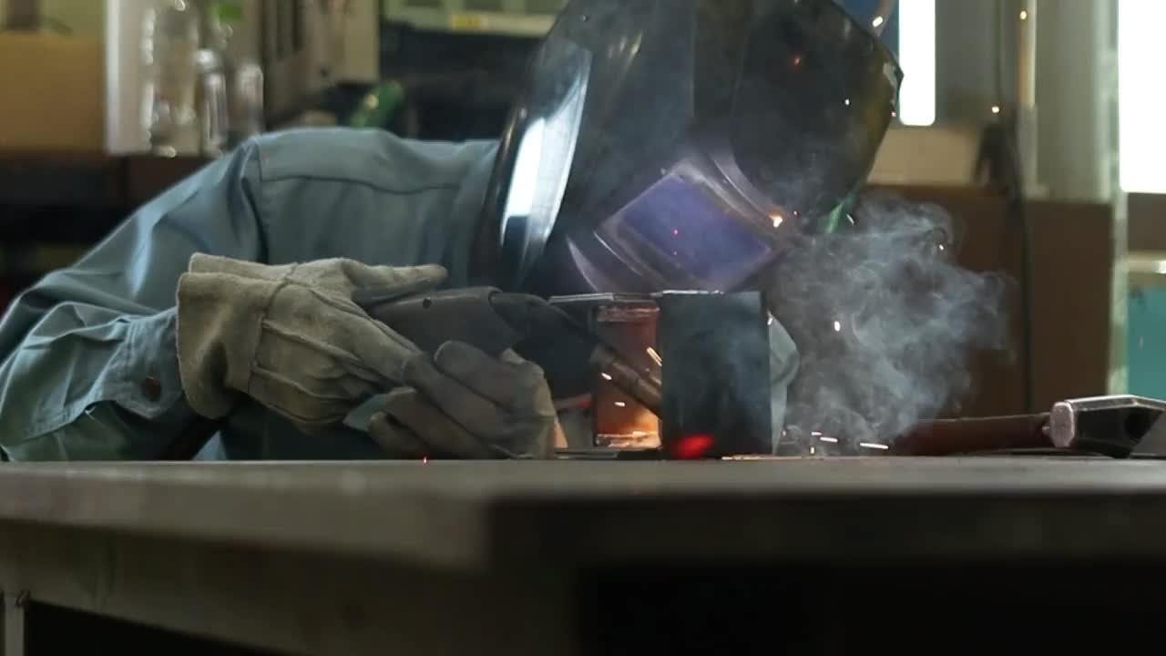 焊接和蓝色火花飞溅在工厂视频下载