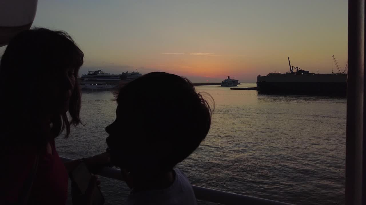 一个女人和一个孩子在海边看日落视频下载