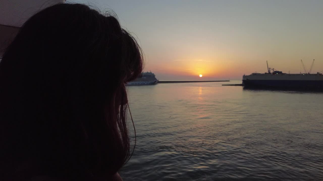 一个女人和一个孩子在海边看日落视频下载