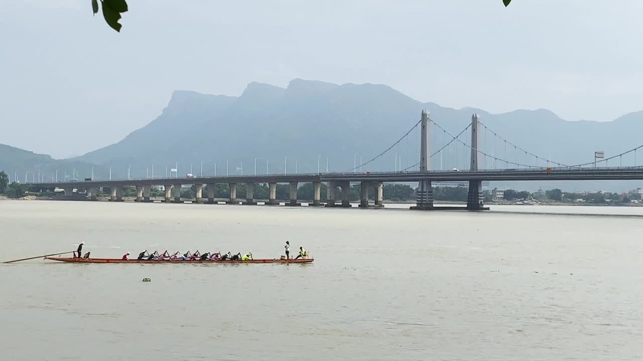 中国人在江中划龙舟视频下载