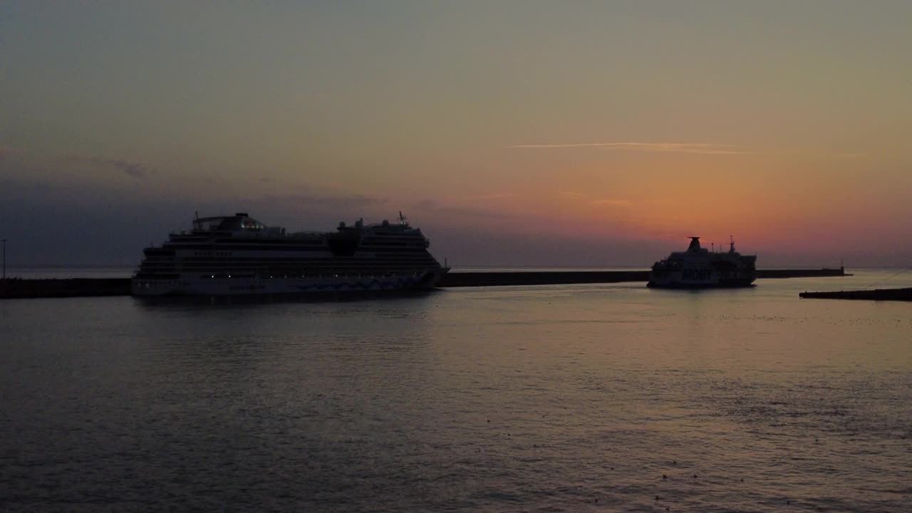 日落时港口里的渡船和货船视频素材