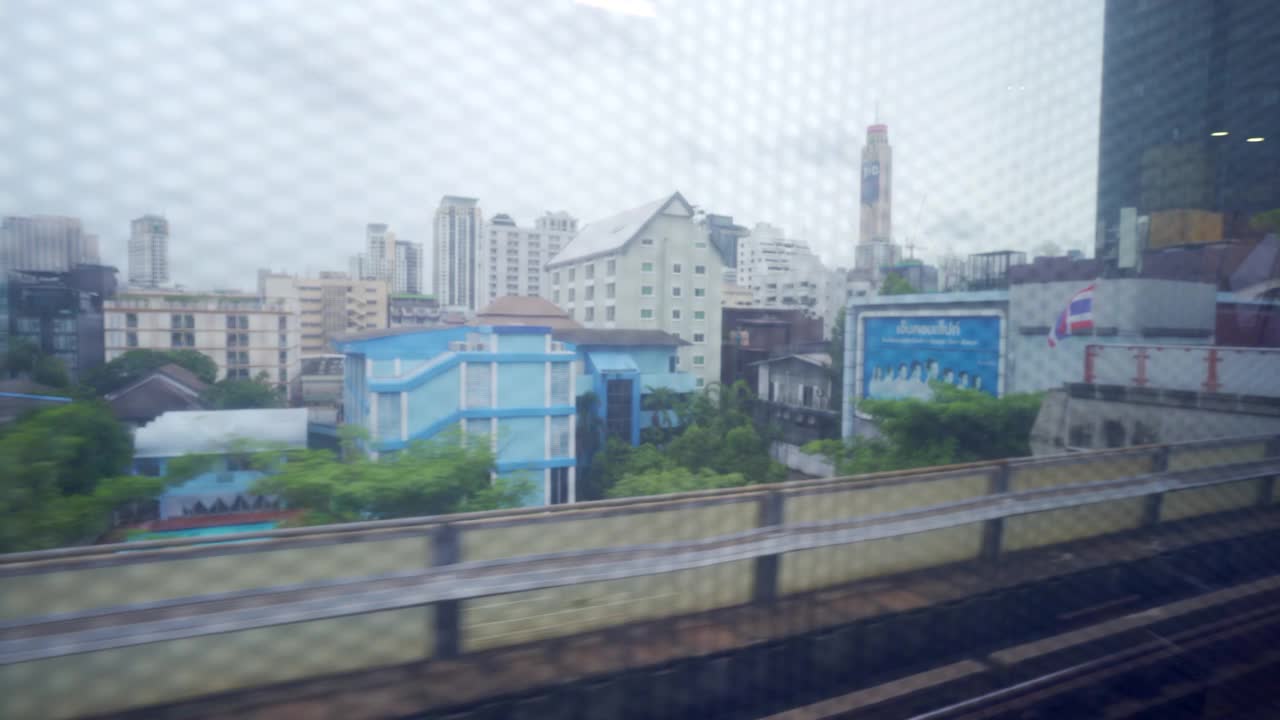 曼谷火车上的侧视图视频素材