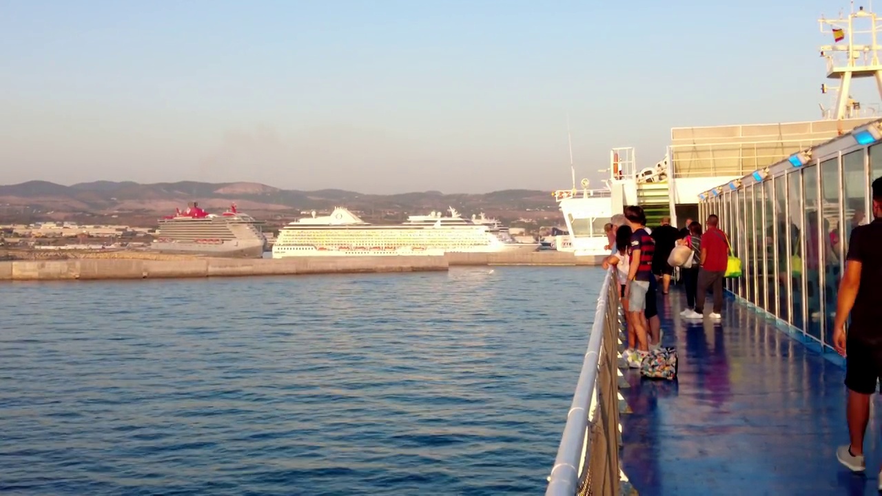 人们乘渡船到达港口视频下载