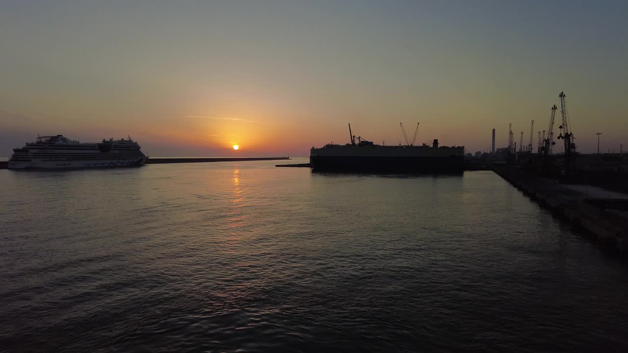 日落时港口里的渡船和货船视频下载