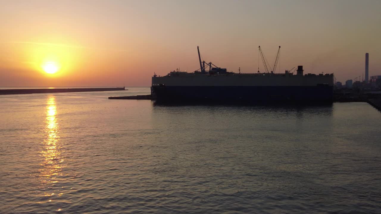 日落时港口里的渡船和货船视频下载