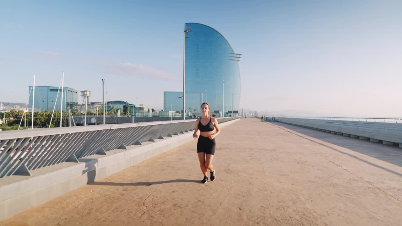 女运动员早上在堤岸上跑步视频素材