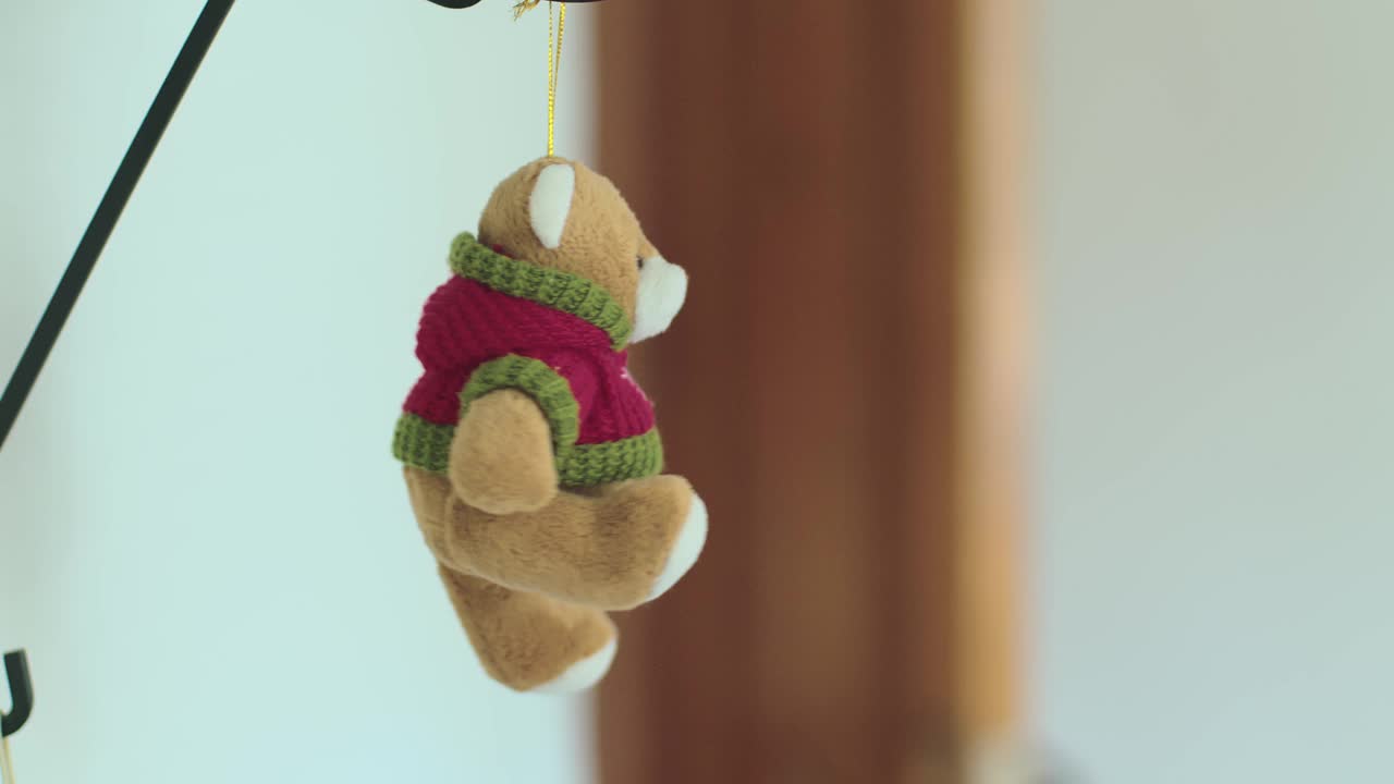 架子上挂着一个可爱的小熊玩具。视频下载