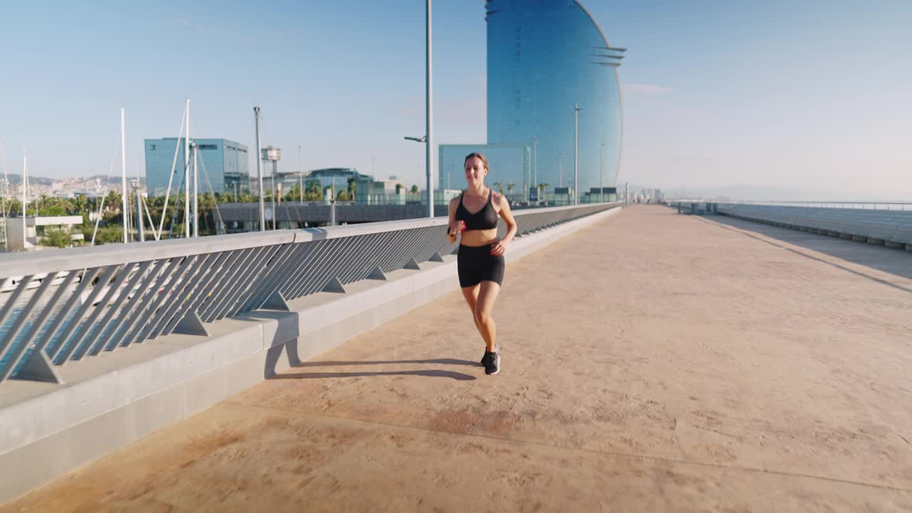 女运动员早上在堤岸上跑步视频素材