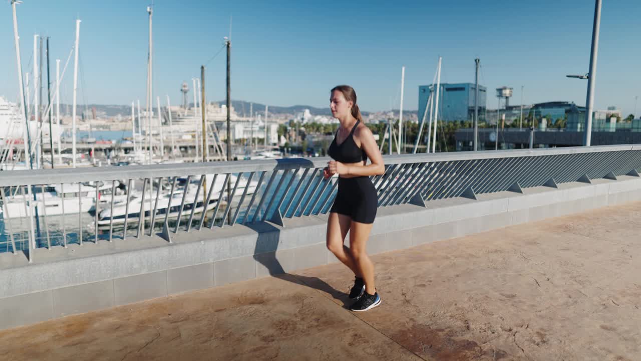 女运动员早上在港口附近慢跑视频素材