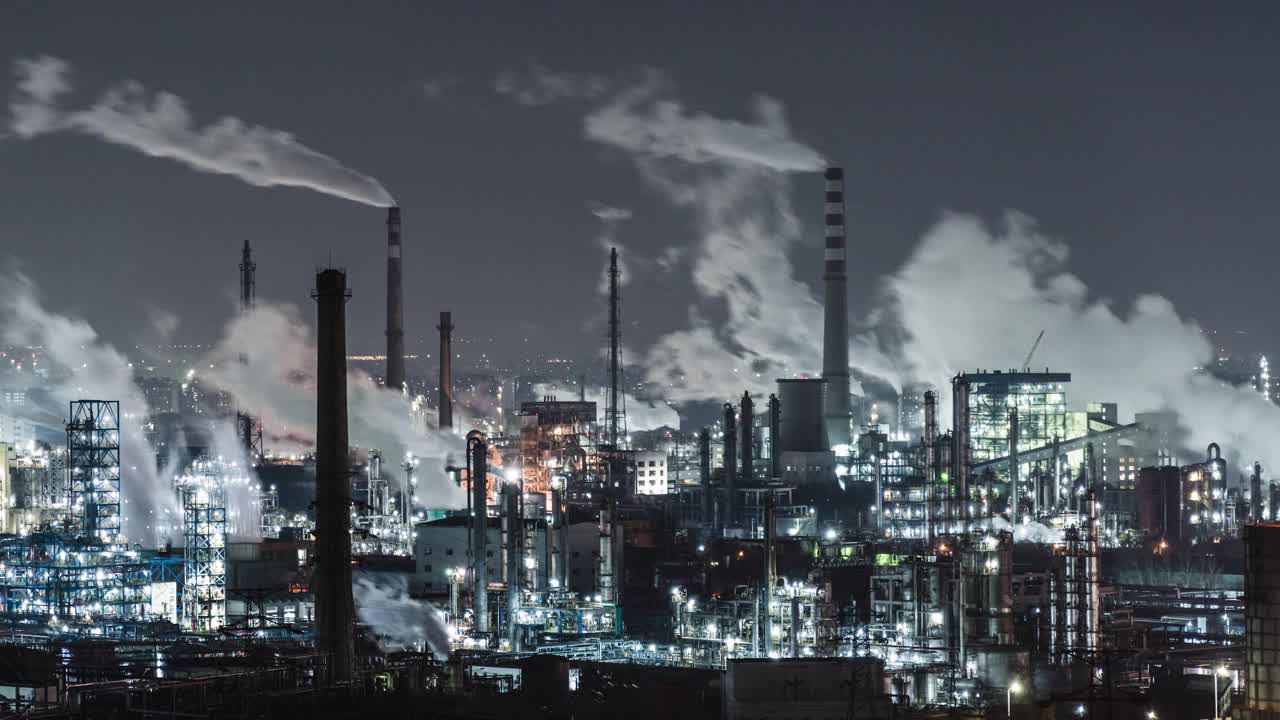 T/L PAN石油化工装置和炼油厂夜间鸟瞰图视频素材