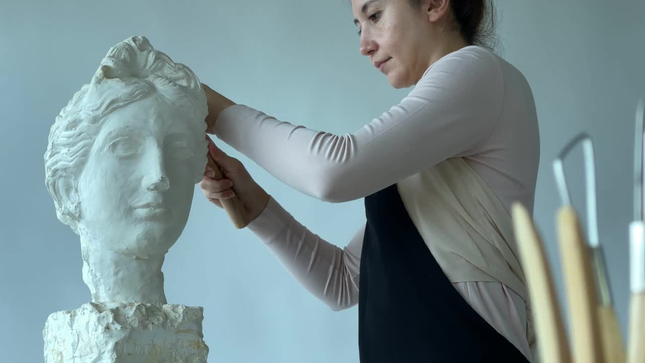 女雕塑家视频下载