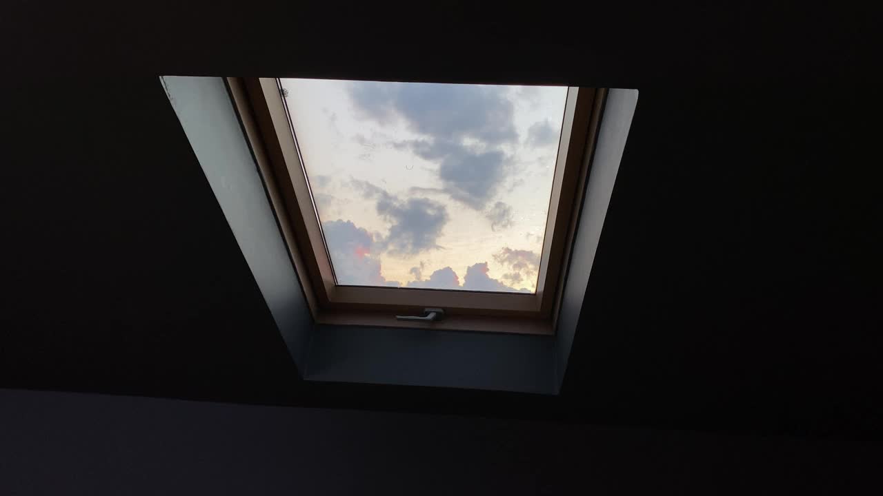 从天花板窗口的天空视图股票视频视频素材