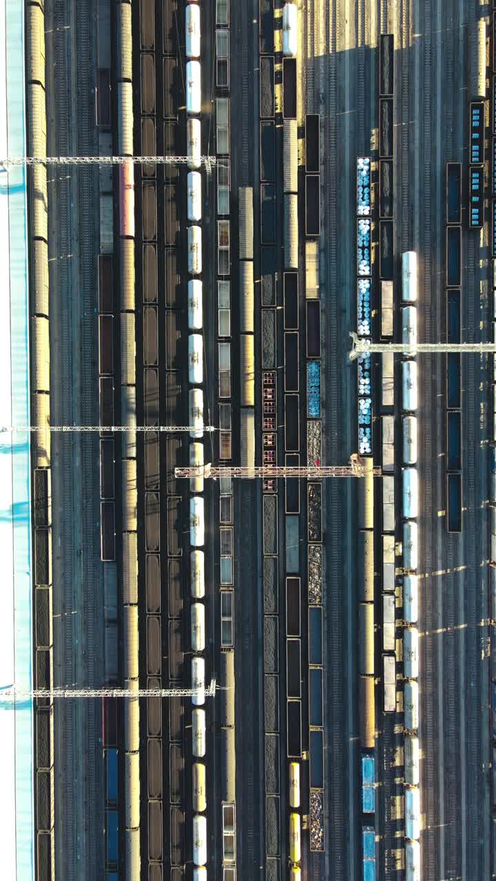 货运列车和火车站的鸟瞰图视频下载