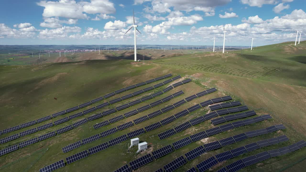 风力涡轮机农场和太阳能电池板的鸟瞰图视频素材