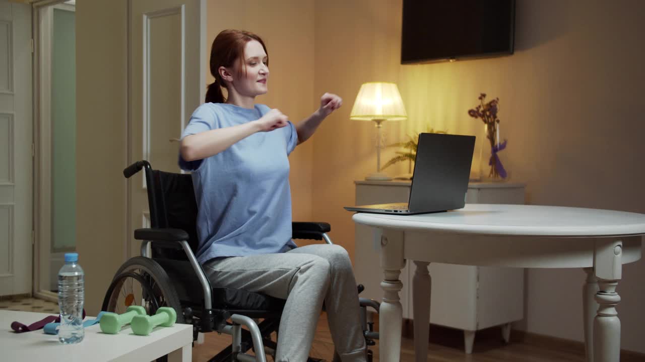 一位残疾的运动妇女正在做运动视频视频素材