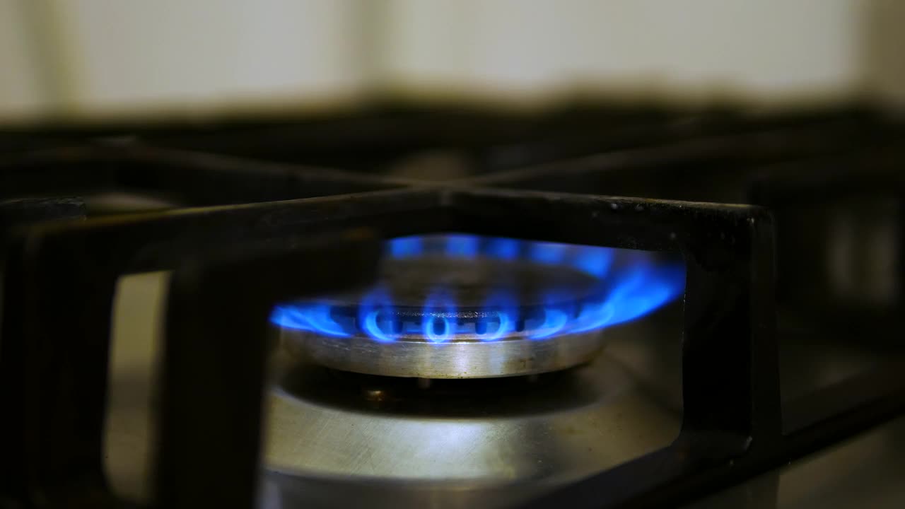 气体燃烧器。气源，在煤气炉上燃烧的火焰，黑色背景上的蓝色火焰-有复制空间。蓝色的火焰视频素材