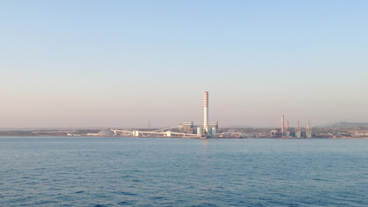 位于奇维塔韦基亚港口附近的Torrevaldaliga Nord热电厂视频下载
