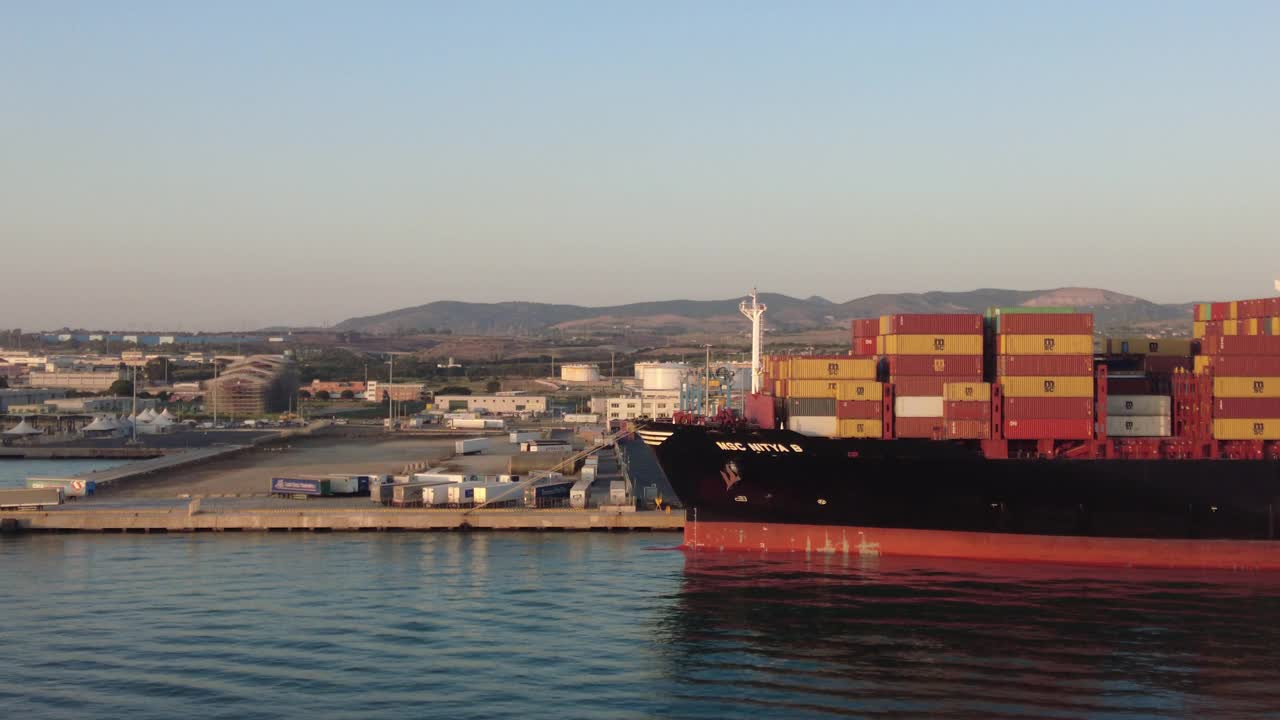 港口里的集装箱船视频下载