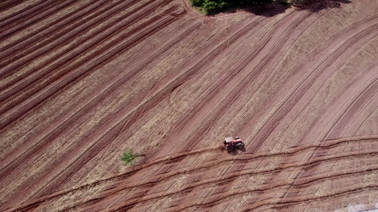 拖拉机在土壤中施用石灰石以纠正酸性。视频素材