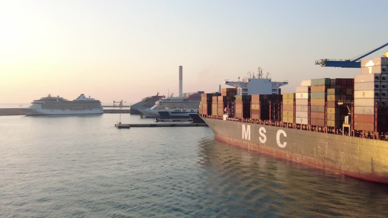 港口里的集装箱船视频下载
