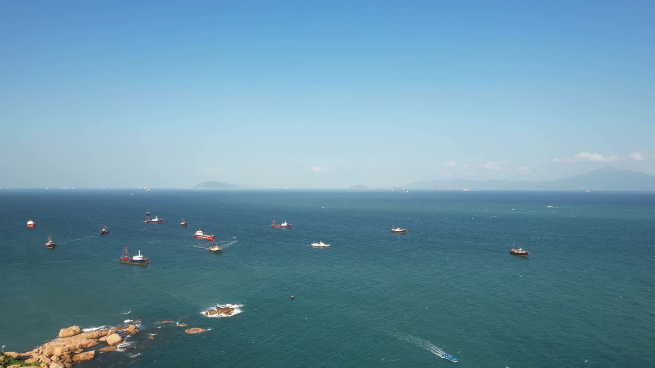 珠海外岭顶岛停泊的船只向下倾斜视频下载