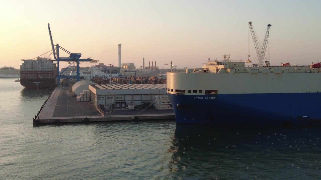 日落时港口里的货船视频下载