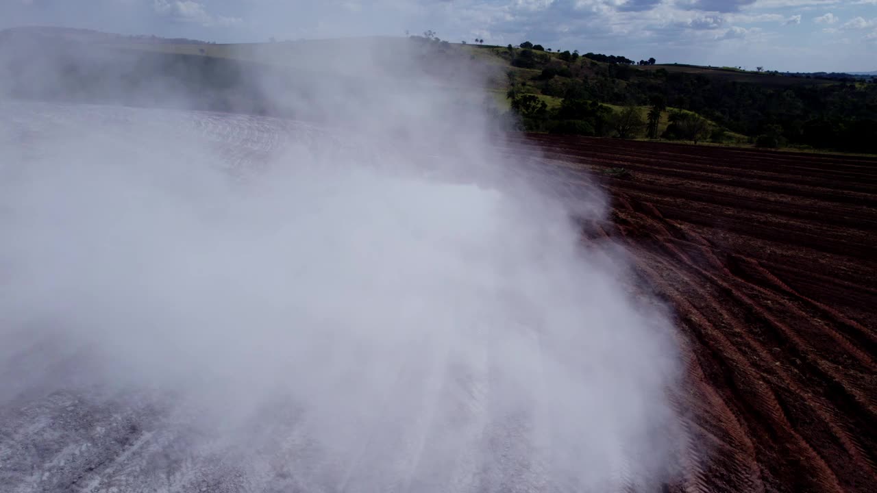 拖拉机在土壤中施用石灰石以纠正酸性。视频素材
