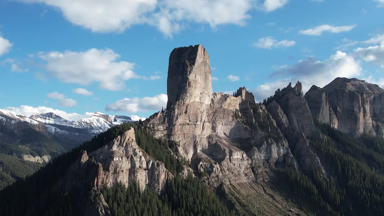 无人机拍摄的科罗拉多州南部高耸的岩石峰视频素材