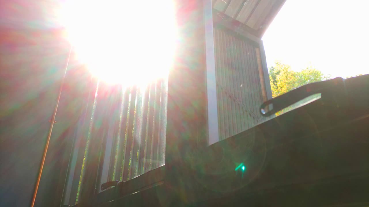 太阳在栅栏和窗户上慢动作视频下载