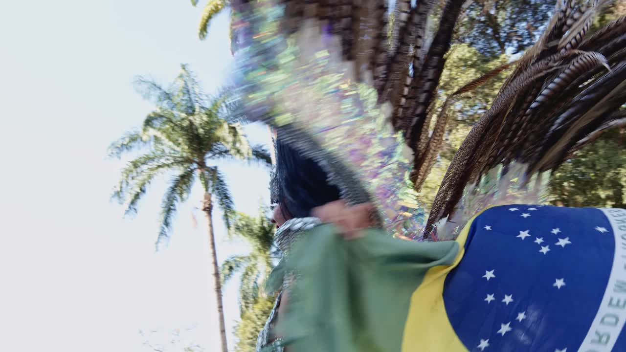 美丽的巴西女人穿着五颜六色的狂欢节服装和巴西国旗视频下载