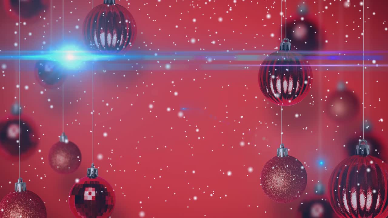 动画的雪落在圣诞节小饰物上的红色背景视频素材