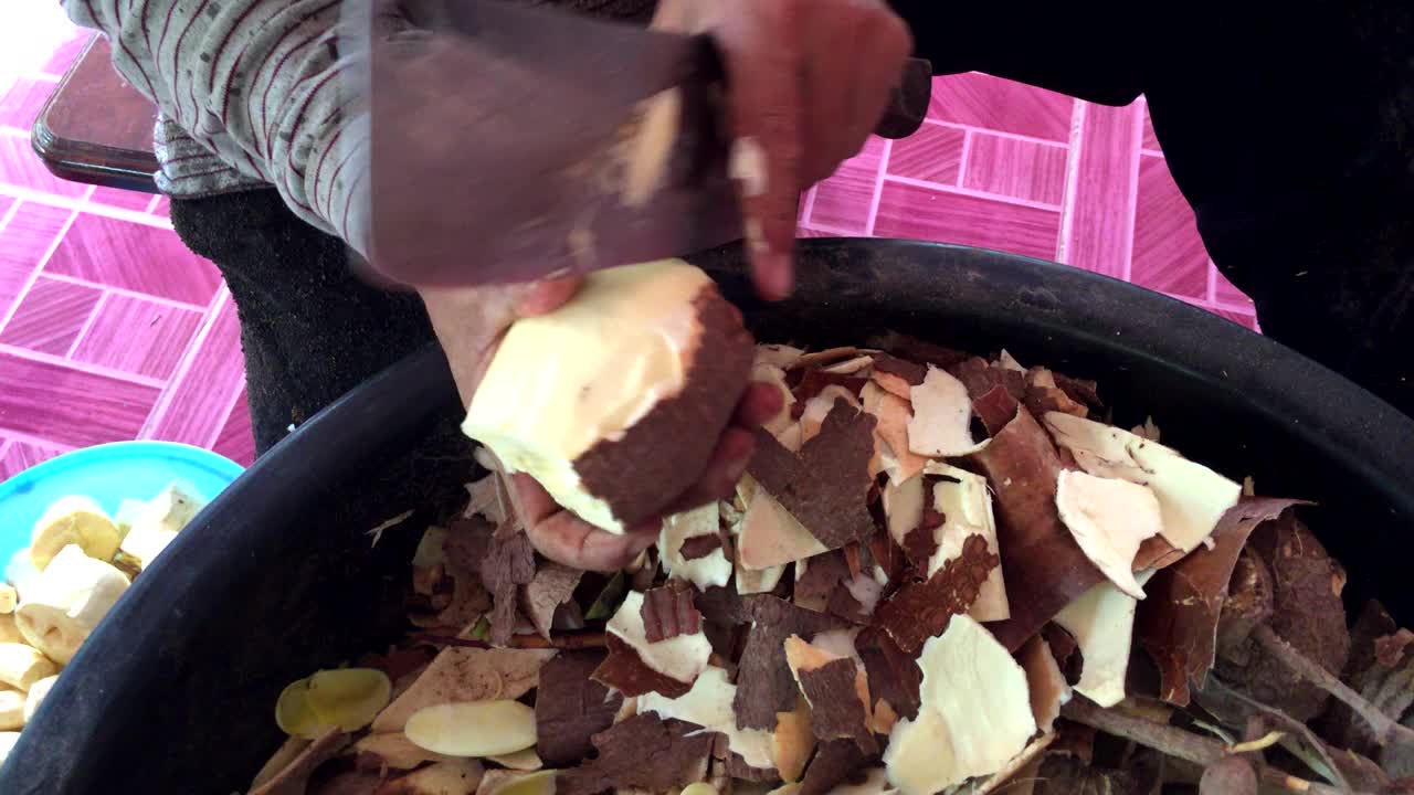 一位泰国妇女用刀削木薯皮视频下载