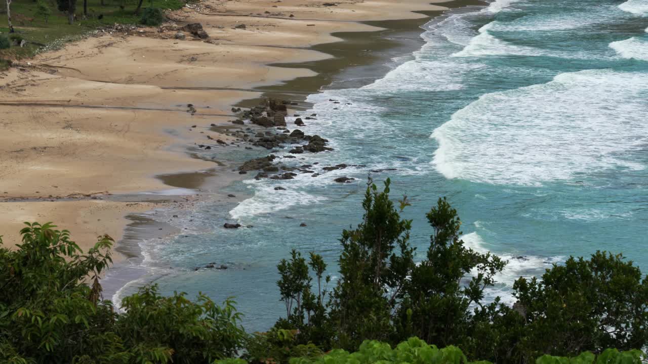 泰国大兰塔国家公园竹林海滩的海浪视频下载