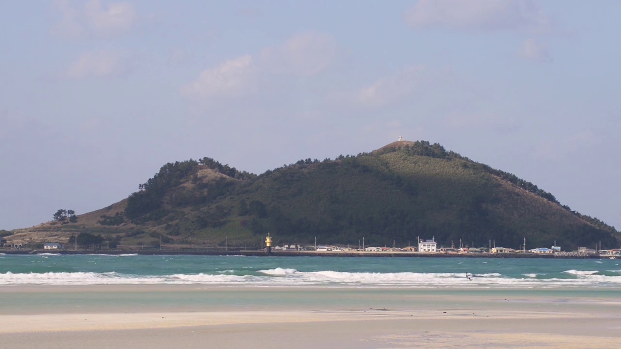 韩国济州岛翰林郡/济州市的碧阳岛和孝jae海滩白天的风筝节视频下载