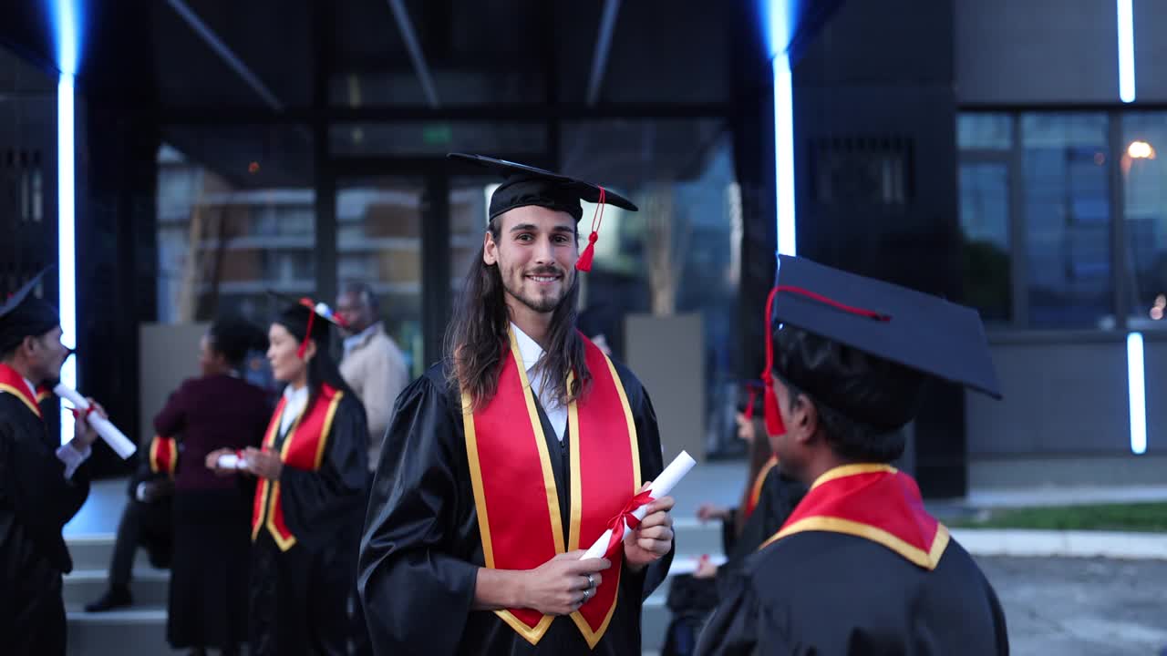骄傲的男大学生毕业视频下载