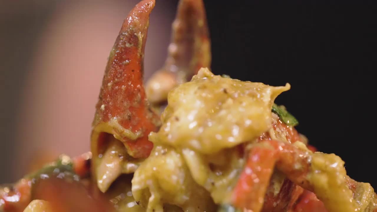 黑蟹菠萝咖喱的特写，黑蟹咖喱配泰式草药视频素材