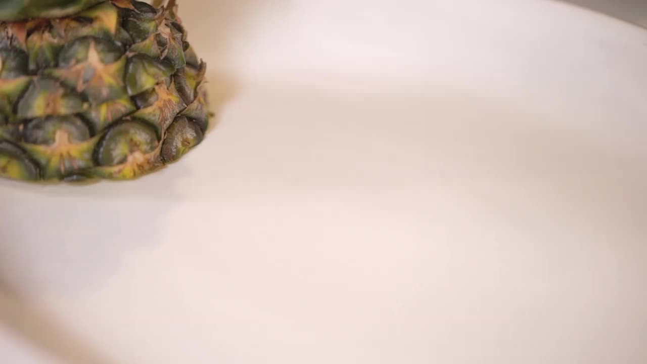 黑蟹菠萝咖喱的特写，黑蟹咖喱配泰式草药视频素材